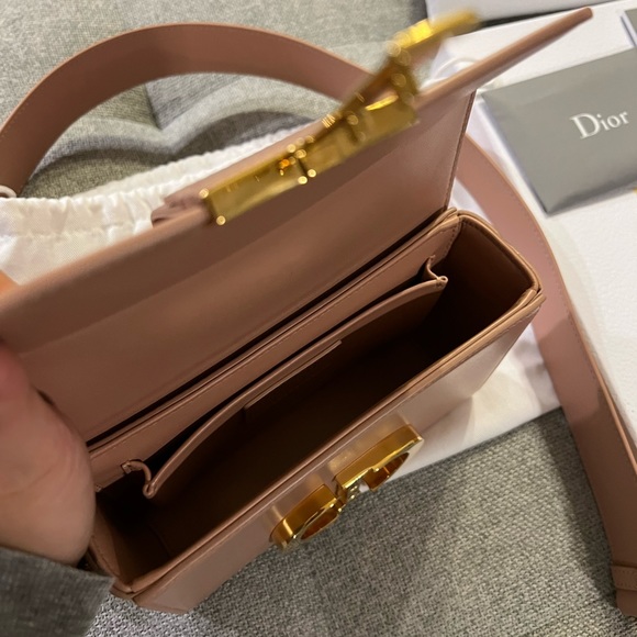 AUTHENTIC 30 MONTAIGNE BOX BAG
Rose Des Vents Box Calfskin - Picture 3 of 7